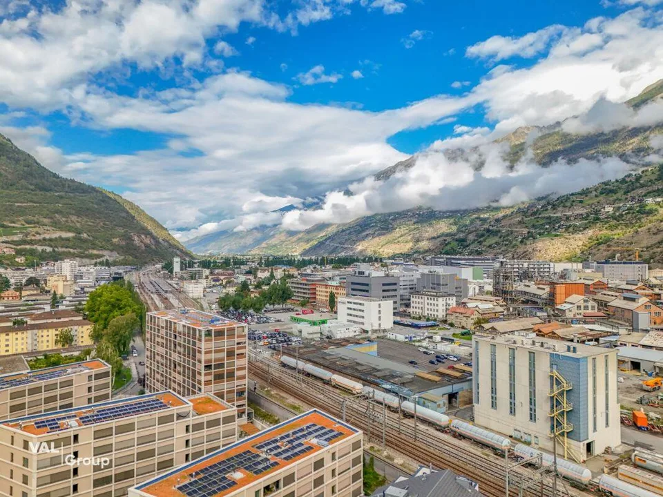 Carattere, luce e vista sulle montagne: appartamento mansardato di 4½ locali nel centro di Visp