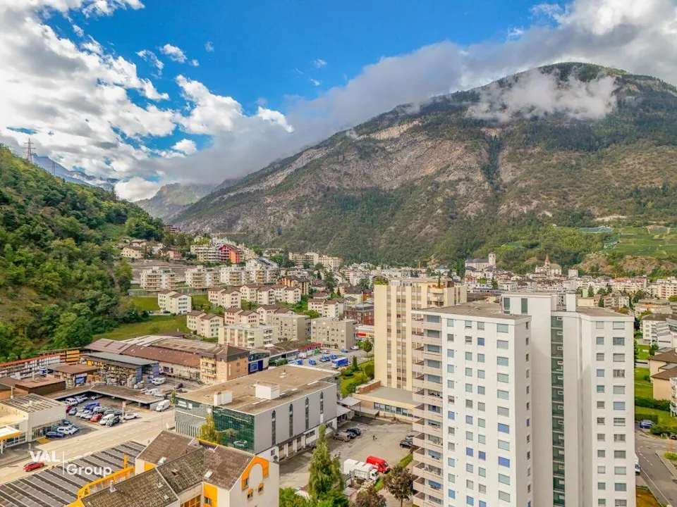 Carattere, luce e vista sulle montagne: appartamento mansardato di 4½ locali nel centro di Visp