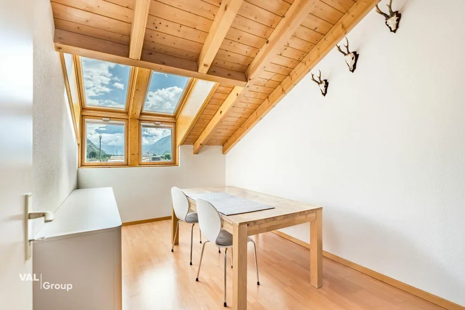 Carattere, luce e vista sulle montagne: appartamento mansardato di 4½ locali nel centro di Visp