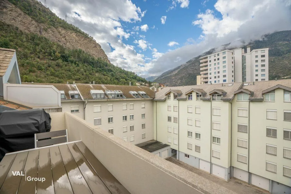 Carattere, luce e vista sulle montagne: appartamento mansardato di 4½ locali nel centro di Visp