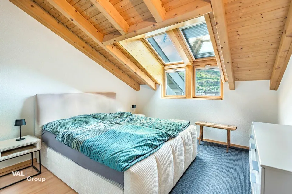 Carattere, luce e vista sulle montagne: appartamento mansardato di 4½ locali nel centro di Visp