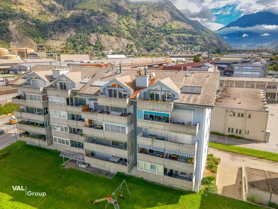 Carattere, luce e vista sulle montagne: appartamento mansardato di 4½ locali nel centro di Visp