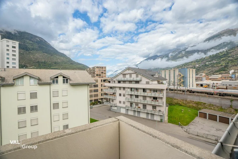Carattere, luce e vista sulle montagne: appartamento mansardato di 4½ locali nel centro di Visp