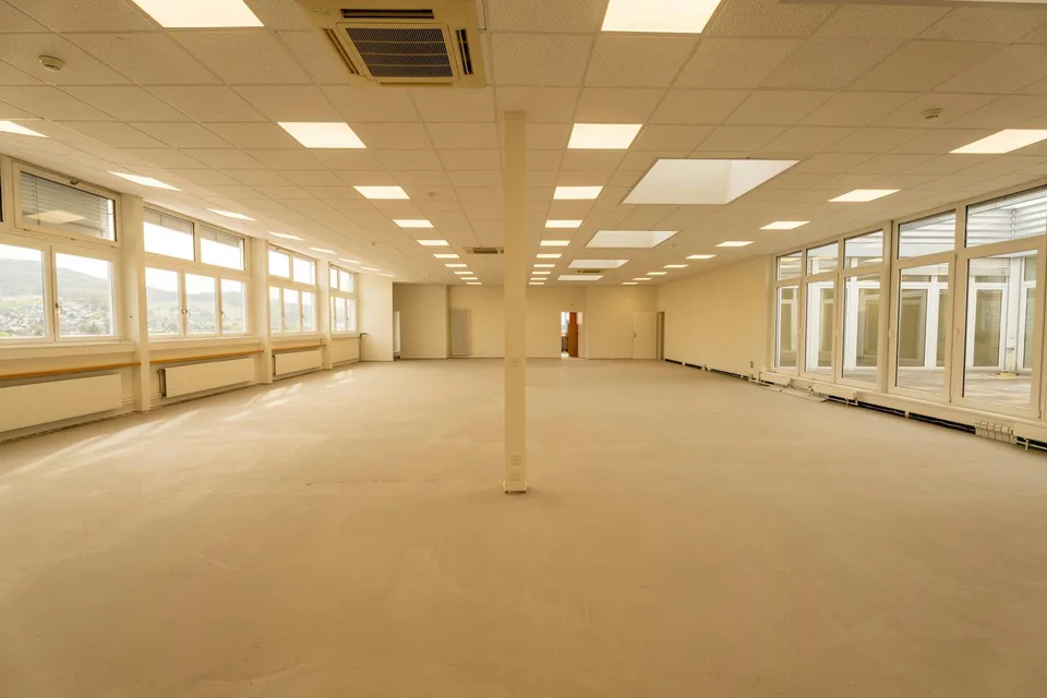 SUPERBE ESPACE DE BUREAU ET COMMERCIAL AVEC ATRIUM ET VUE À PRATTELN