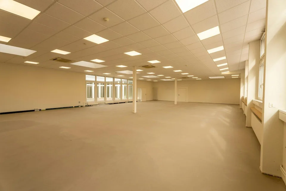 SUPERBE ESPACE DE BUREAU ET COMMERCIAL AVEC ATRIUM ET VUE À PRATTELN