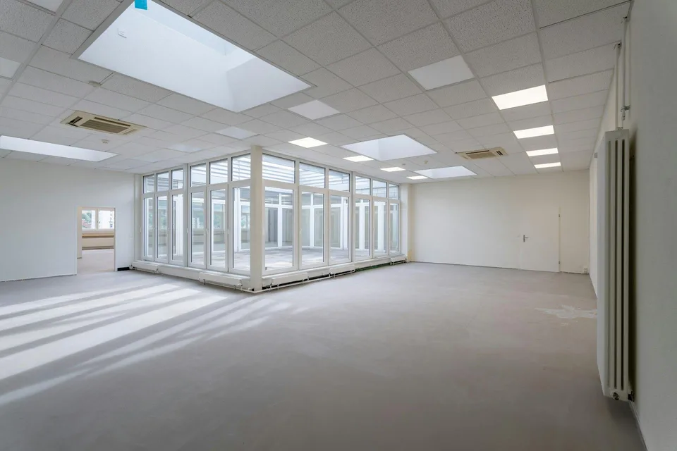 SUPERBE ESPACE DE BUREAU ET COMMERCIAL AVEC ATRIUM ET VUE À PRATTELN
