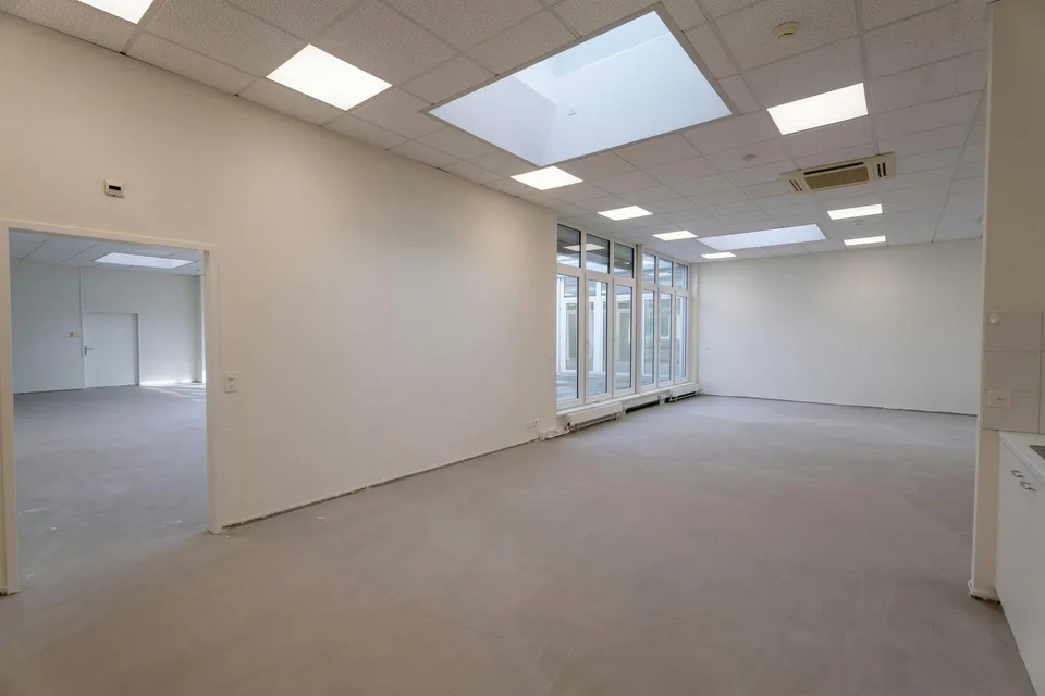 SUPERBE ESPACE DE BUREAU ET COMMERCIAL AVEC ATRIUM ET VUE À PRATTELN
