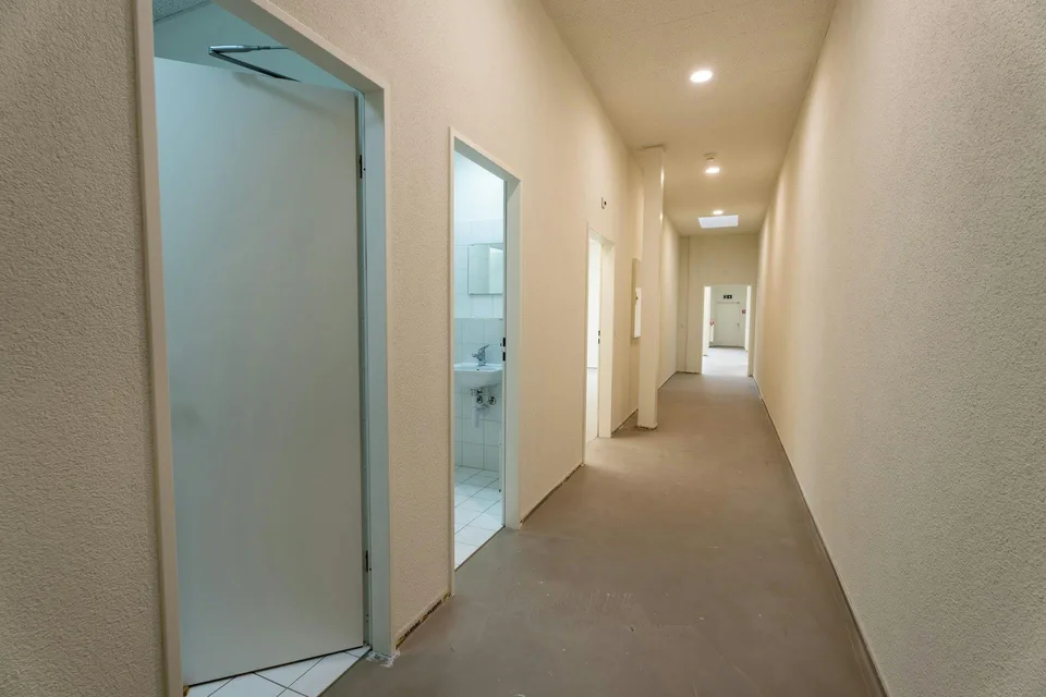 SUPERBE ESPACE DE BUREAU ET COMMERCIAL AVEC ATRIUM ET VUE À PRATTELN