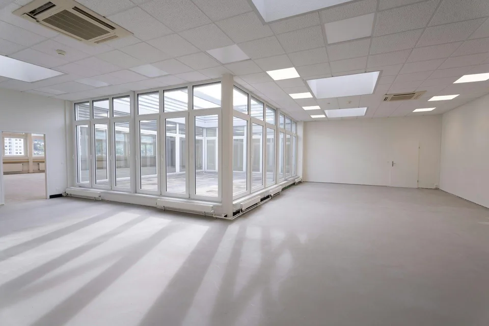 SUPERBE ESPACE DE BUREAU ET COMMERCIAL AVEC ATRIUM ET VUE À PRATTELN
