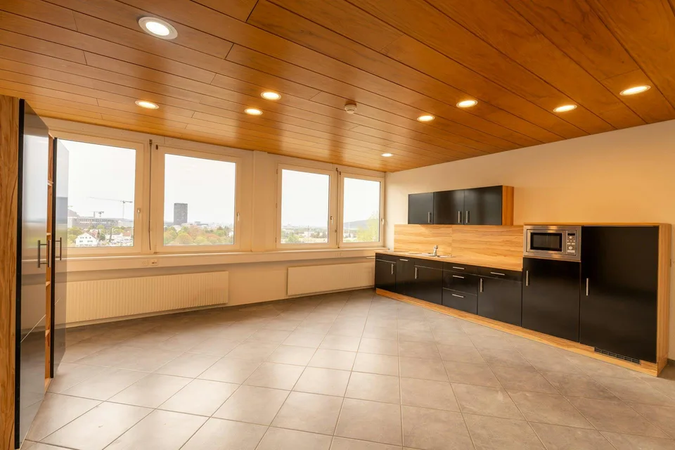 SUPERBE ESPACE DE BUREAU ET COMMERCIAL AVEC ATRIUM ET VUE À PRATTELN