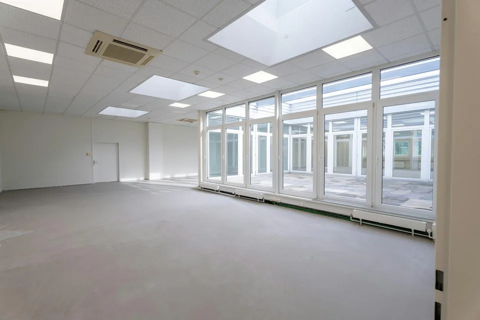 SUPERBE ESPACE DE BUREAU ET COMMERCIAL AVEC ATRIUM ET VUE À PRATTELN
