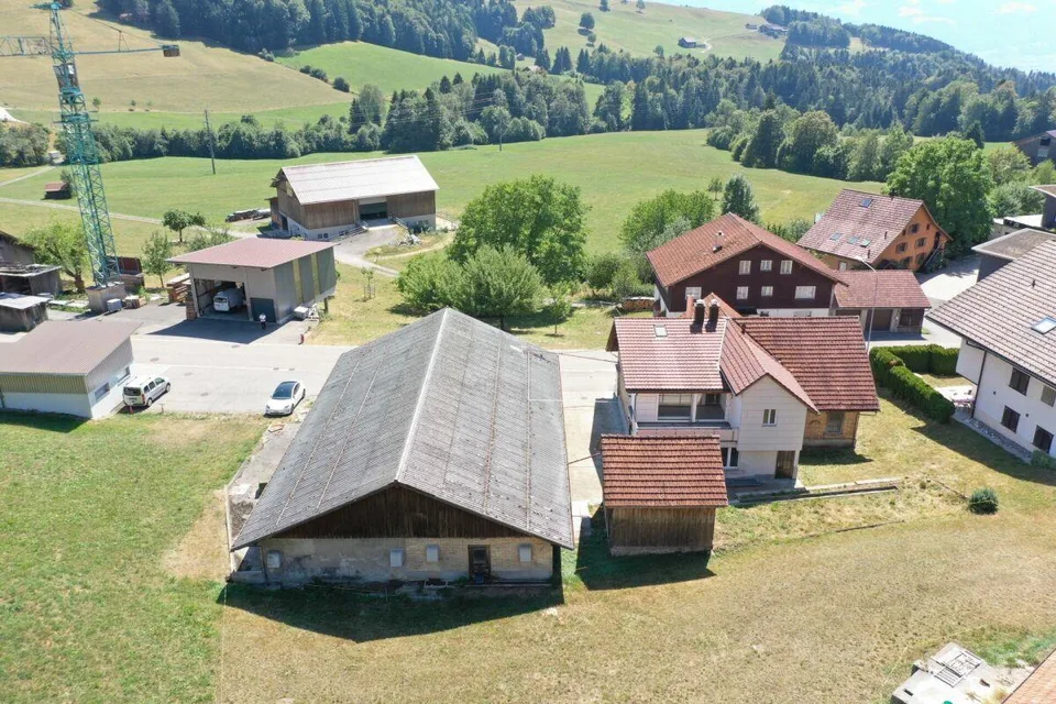 Ex latteria con appartamento di 5,5 locali (circa 130 m2), vecchia stalla, garage e molto spazio per nuove idee – foto 3 di 18