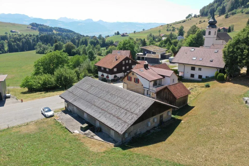 Ex latteria con appartamento di 5,5 locali (circa 130 m2), vecchia stalla, garage e molto spazio per nuove idee – foto 2 di 18