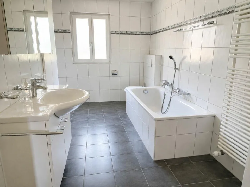 Ex latteria con appartamento di 5,5 locali (circa 130 m2), vecchia stalla, garage e molto spazio per nuove idee – foto 13 di 18