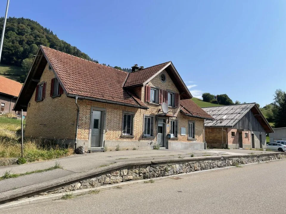 Ex latteria con appartamento di 5,5 locali (circa 130 m2), vecchia stalla, garage e molto spazio per nuove idee – foto 5 di 18