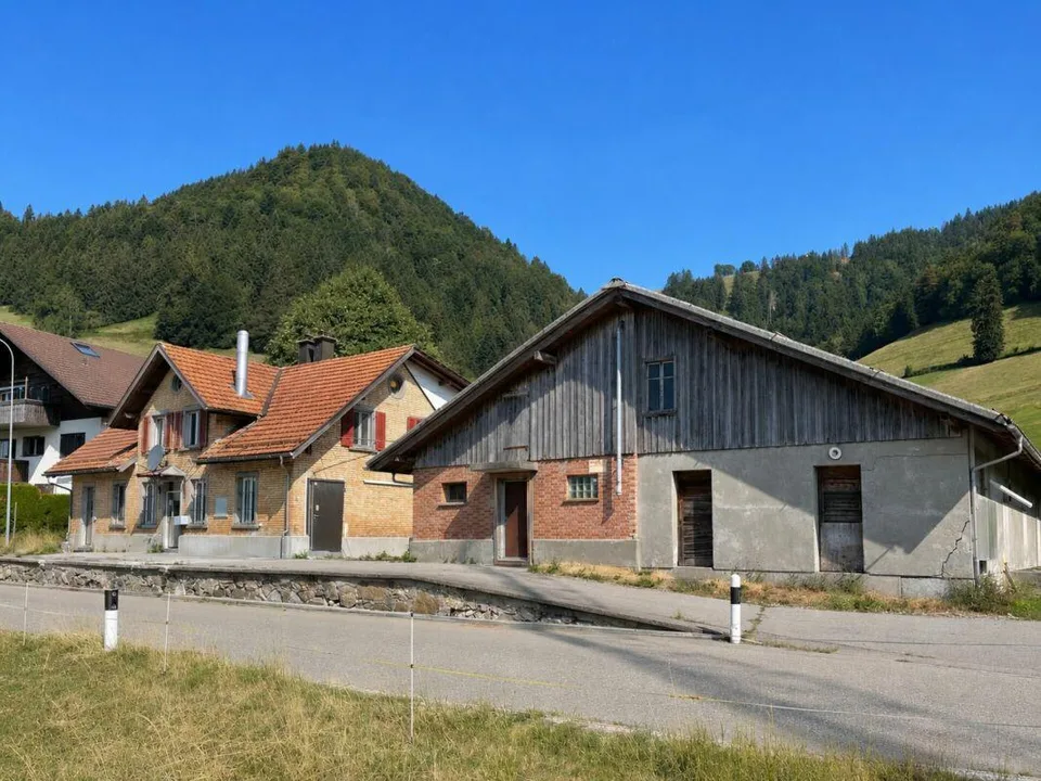 Ex latteria con appartamento di 5,5 locali (circa 130 m2), vecchia stalla, garage e molto spazio per nuove idee – foto 4 di 18