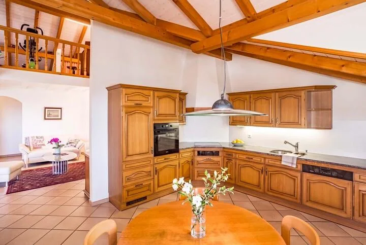 SOPRA I TETTI DI GRENCHEN - APPARTAMENTO DUPLEX SUL TETTO CON VISTA SULLA CITTÀ – foto 2 di 8