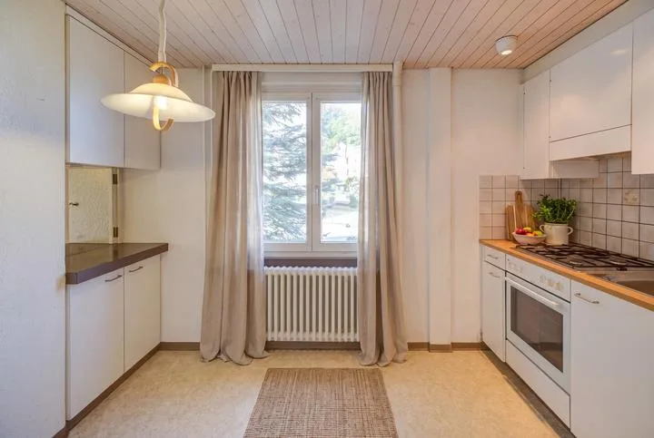 ZWEIFAMILIENHAUS IN USTER MIT AUSSICHT INS GRÜNE UND VIEL POTENZIAL – Foto 2 von 7