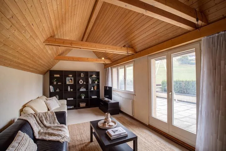 ZWEIFAMILIENHAUS IN USTER MIT AUSSICHT INS GRÜNE UND VIEL POTENZIAL – Foto 4 von 7