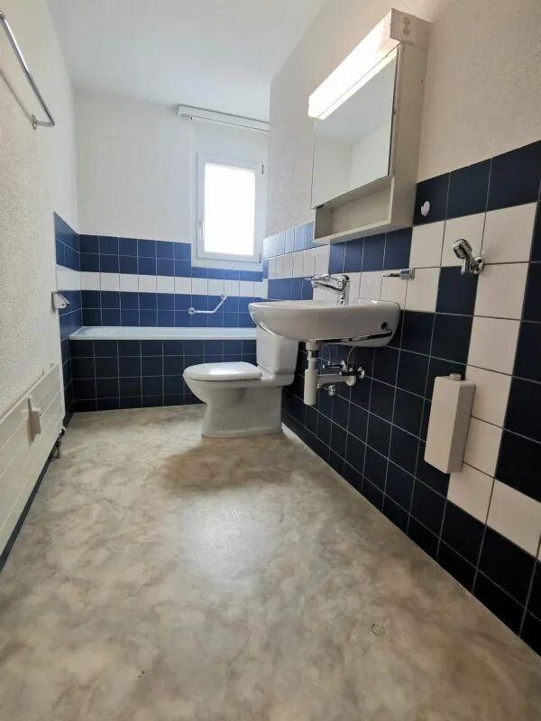 Grosse Wohnung in Bahnhofsnähe mit Cheminée und Balkon