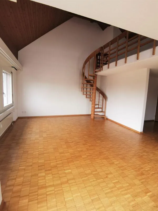 Grosse Wohnung in Bahnhofsnähe mit Cheminée und Balkon