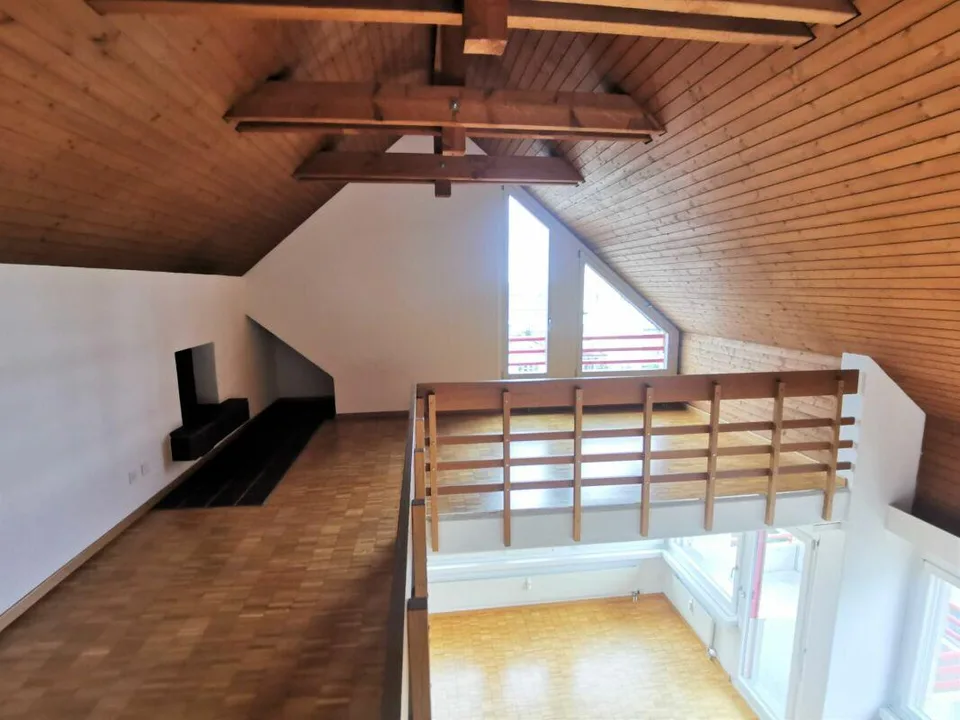 Grosse Wohnung in Bahnhofsnähe mit Cheminée und Balkon