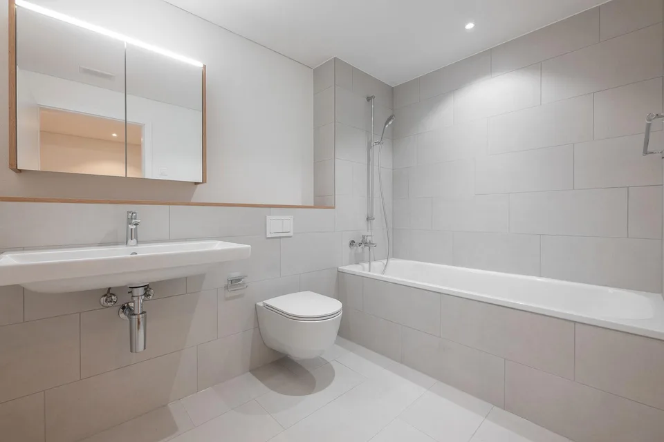 Helle 5.5 Zimmer Neubau Wohnung mit grossem Sitzplatz - Erstbezug