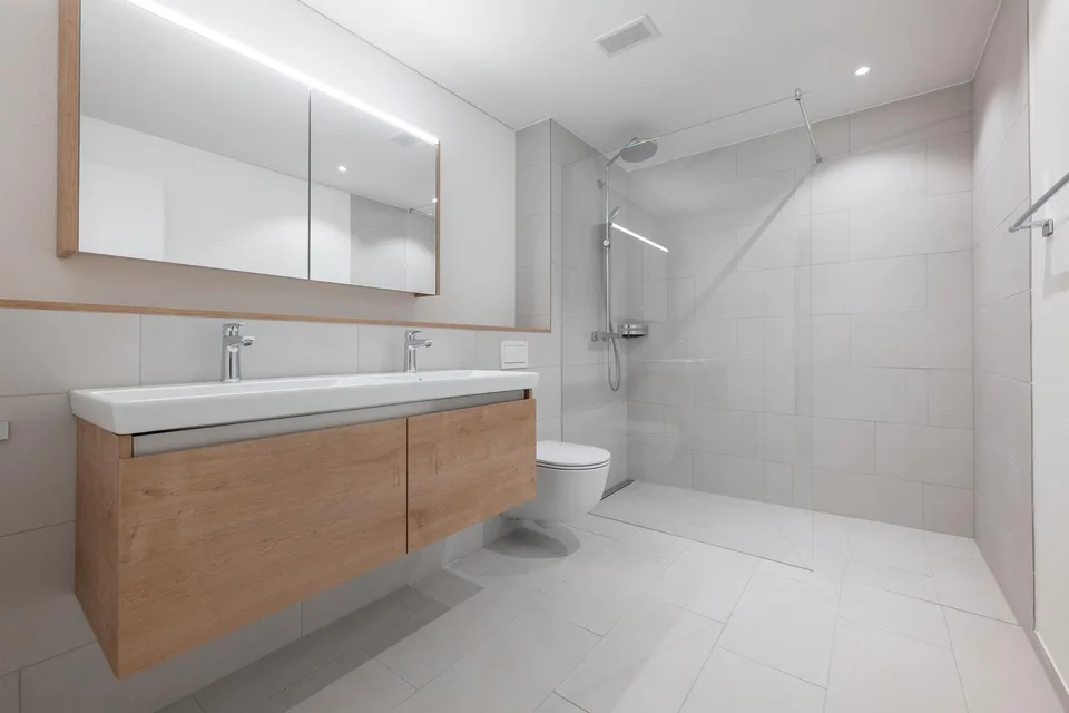 Helle 5.5 Zimmer Neubau Wohnung mit grossem Sitzplatz - Erstbezug