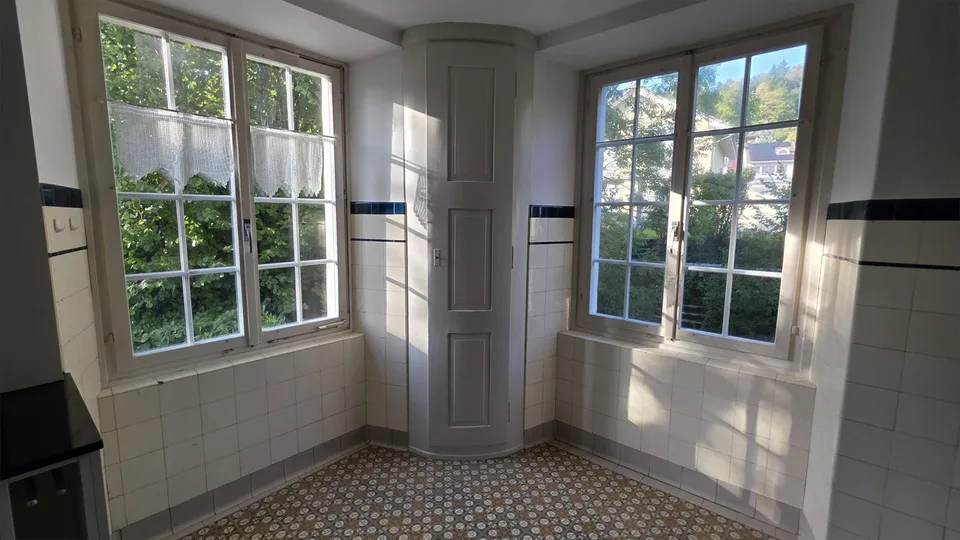 Neu sanierte Altbauwohnung in schöner Villa