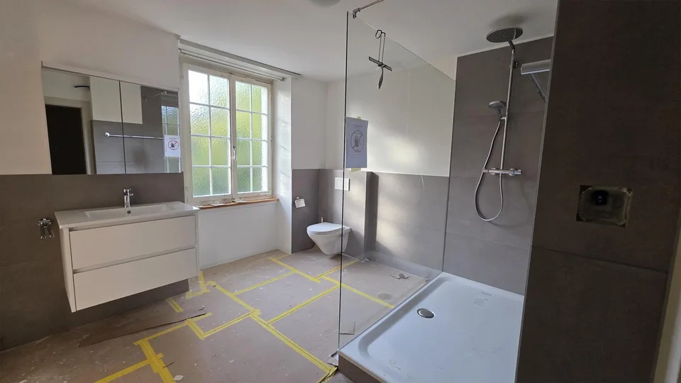 Neu sanierte Altbauwohnung in schöner Villa