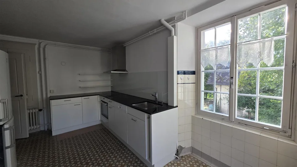 Neu sanierte Altbauwohnung in schöner Villa