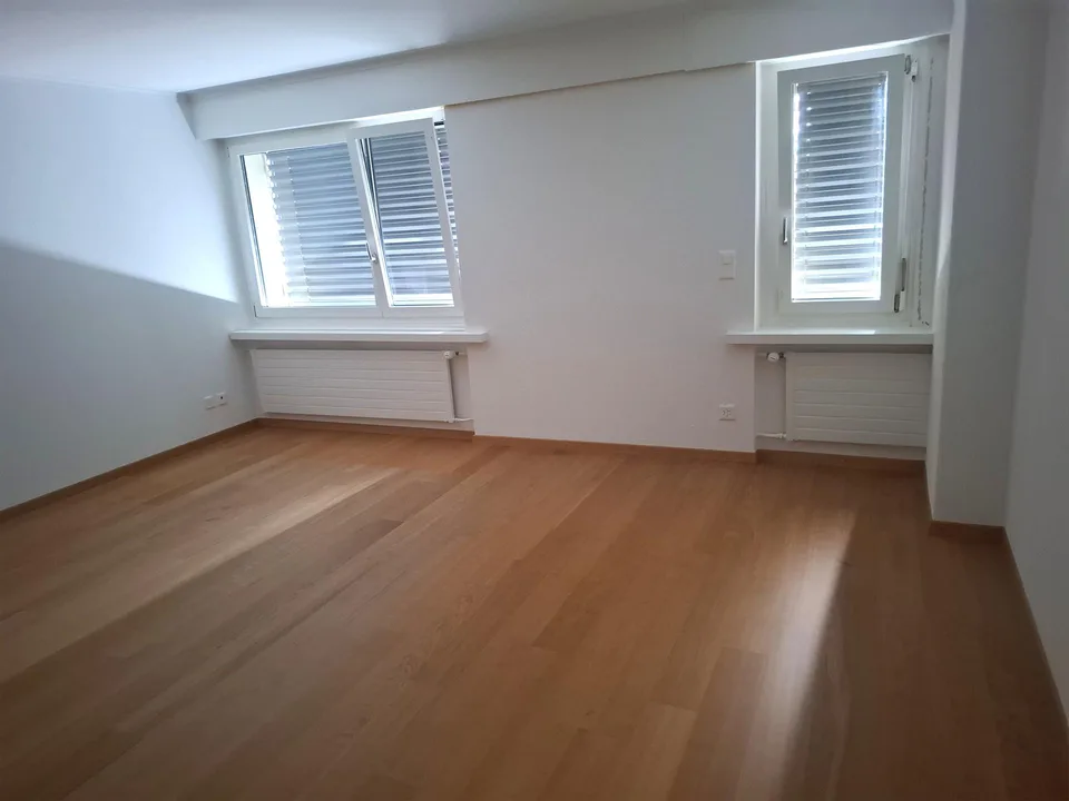 Schöne 5.5 Zimmer Wohnung mit Balkon