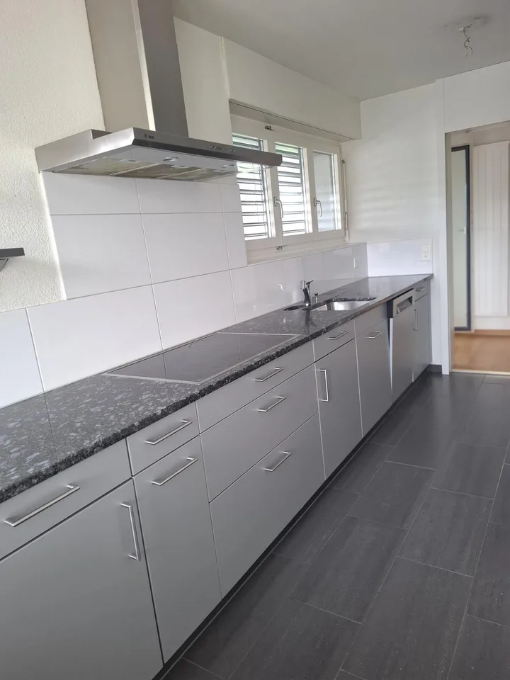 Schöne 5.5 Zimmer Wohnung mit Balkon