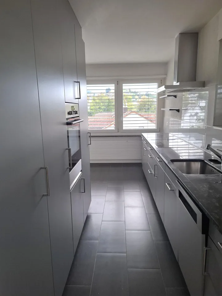 Schöne 5.5 Zimmer Wohnung mit Balkon