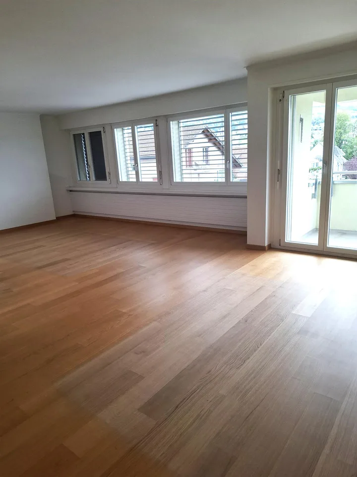 Schöne 5.5 Zimmer Wohnung mit Balkon