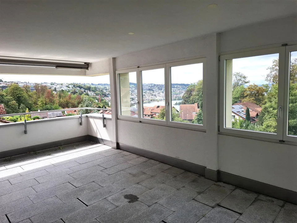 Schöne 5.5 Zimmer Wohnung mit Balkon