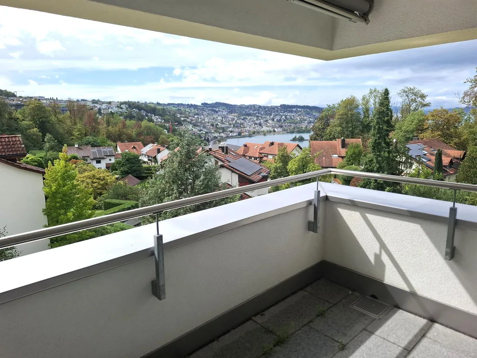 Schöne 5.5 Zimmer Wohnung mit Balkon