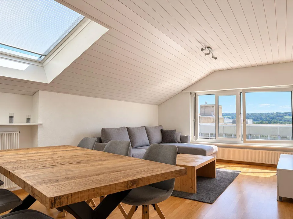Charmante 2.5-Zimmer-Dachwohnung mit Balkon in Bettlach zu vermieten!