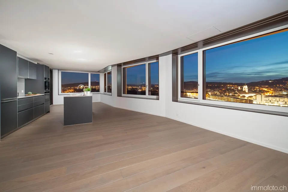 Exklusive 3.5 Zimmerwohnung mit beeindruckender Weitsicht – Foto 3 von 12