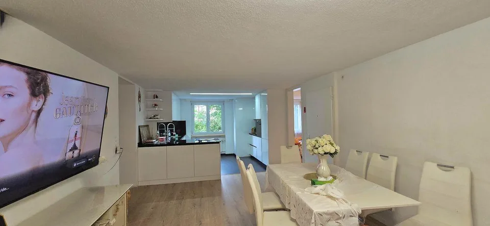 Ruhige und gemütliche 4.5-Zimmer-Wohnung mit grosszügigem Balkon – Foto 3 von 13