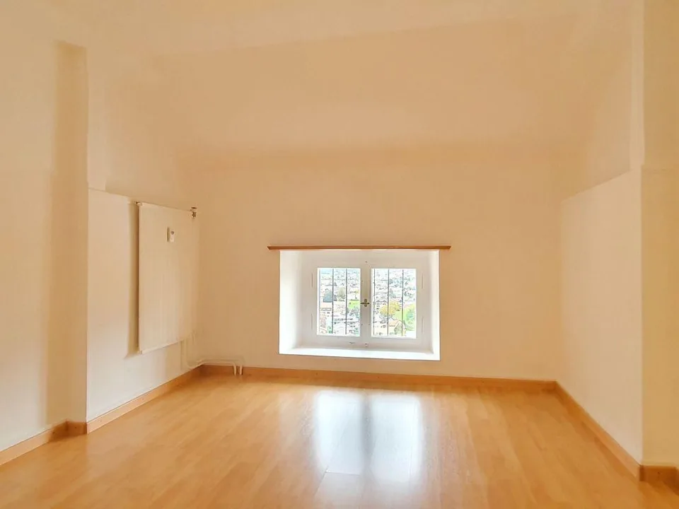 Appartement sous les combles de 3,0 pièces, abordable et bien entretenu