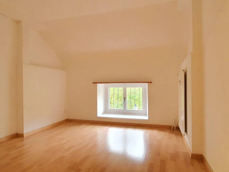 Appartement sous les combles de 3,0 pièces, abordable et bien entretenu