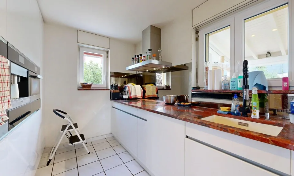 Geräumiges Familienhaus mit großem Außenbereich und schöner Ausrichtung – Foto 7 von 11