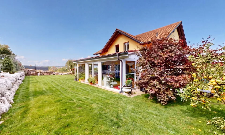 Geräumiges Familienhaus mit großem Außenbereich und schöner Ausrichtung – Foto 2 von 11