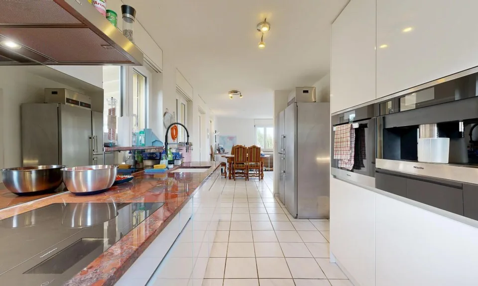 Geräumiges Familienhaus mit großem Außenbereich und schöner Ausrichtung – Foto 5 von 11