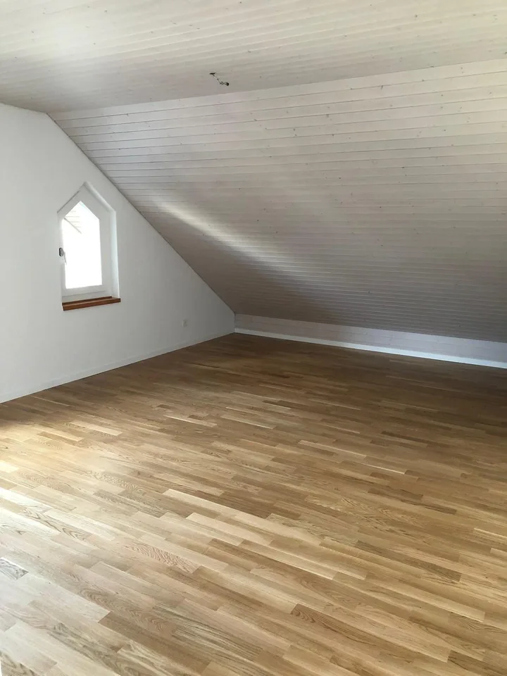 Charmante Dachgeschosswohnung mit Weitsicht in Münsingen