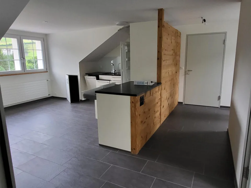 Helle und grosszügige 2 1/2 Wohnung zu Vermieten