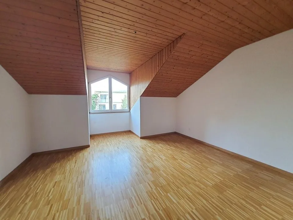 Schöne und Helle 4.5- Zimmer-Dachwohnung