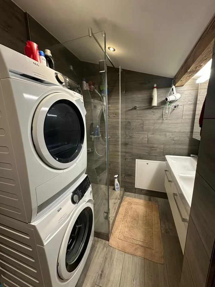 Schöne 4.5 Zimmer Dachwohnung mit Balkon