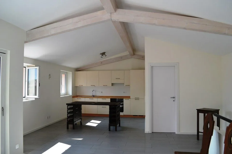 CASA DI NUCLEO COMPLETAMENTE RISTRUTTURATA CON TERRAZZA – foto 2 di 13